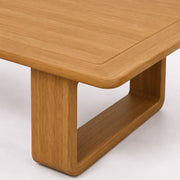 Detalle de mesa de madera con bordes redondeados y acabado natural